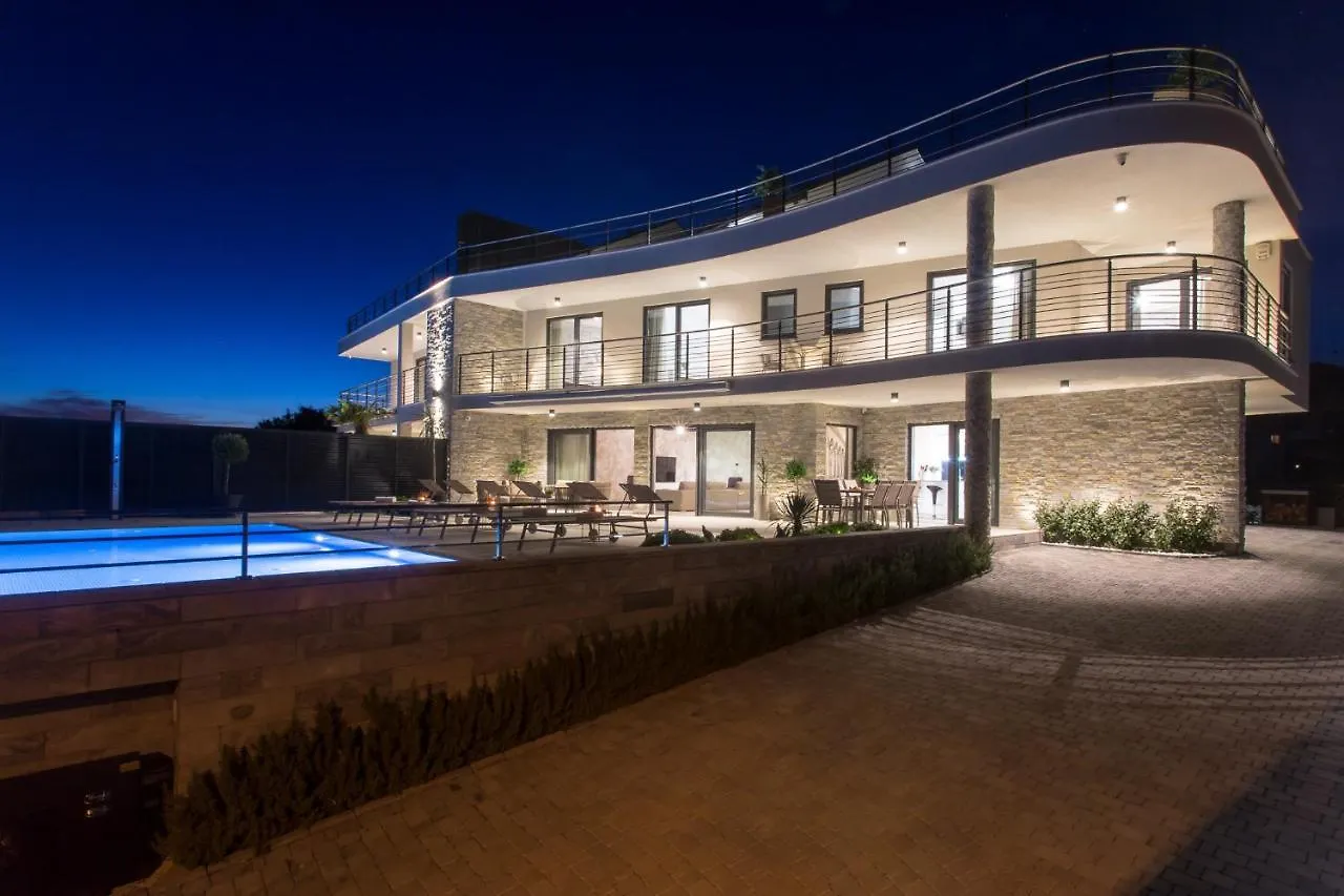 Luxury Beachfront Villa Sea Queen - Kastela 0*,